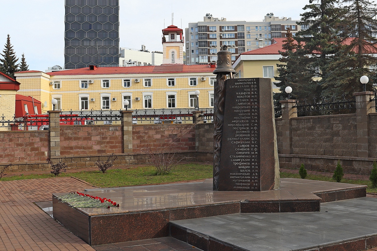 Уфа, стела памяти пожарным, погибшим при исполнении служебного долга