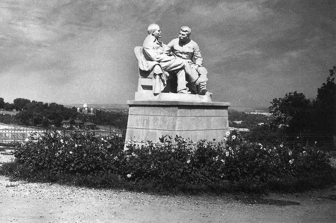 Памятник Ленину и Сталину напротив пензенского планетария