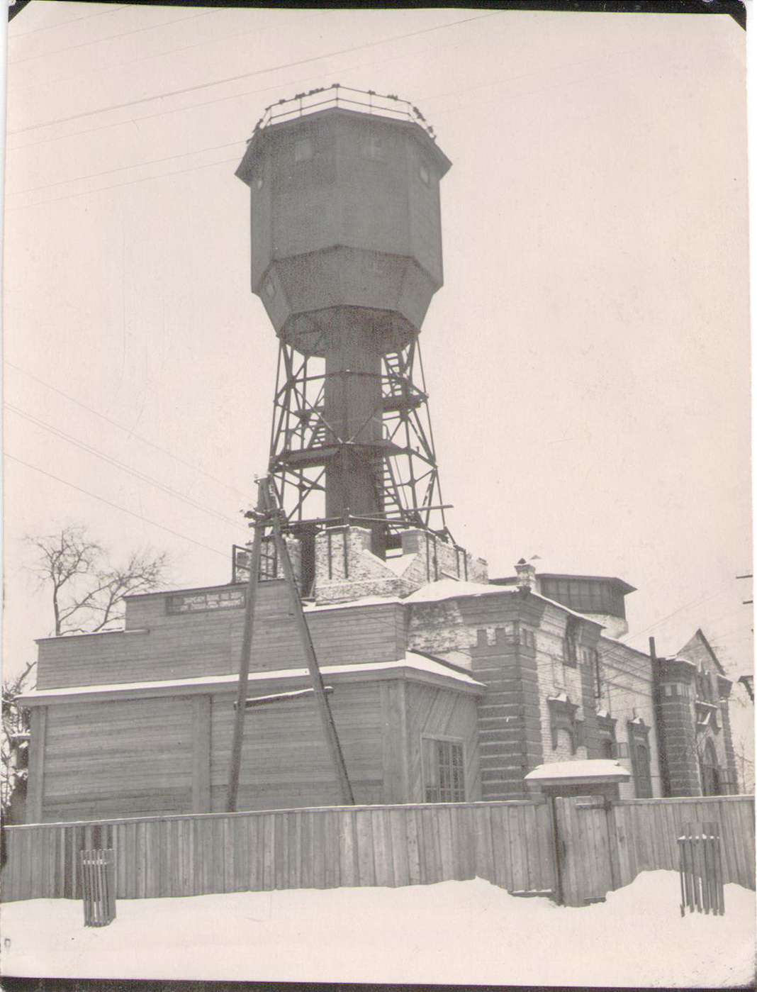 Водонапорная башня Камбарского машиностроительного завода, 1960-е гг. Водонапорная башня Камбарского машиностроительного завода, 1960-е гг.