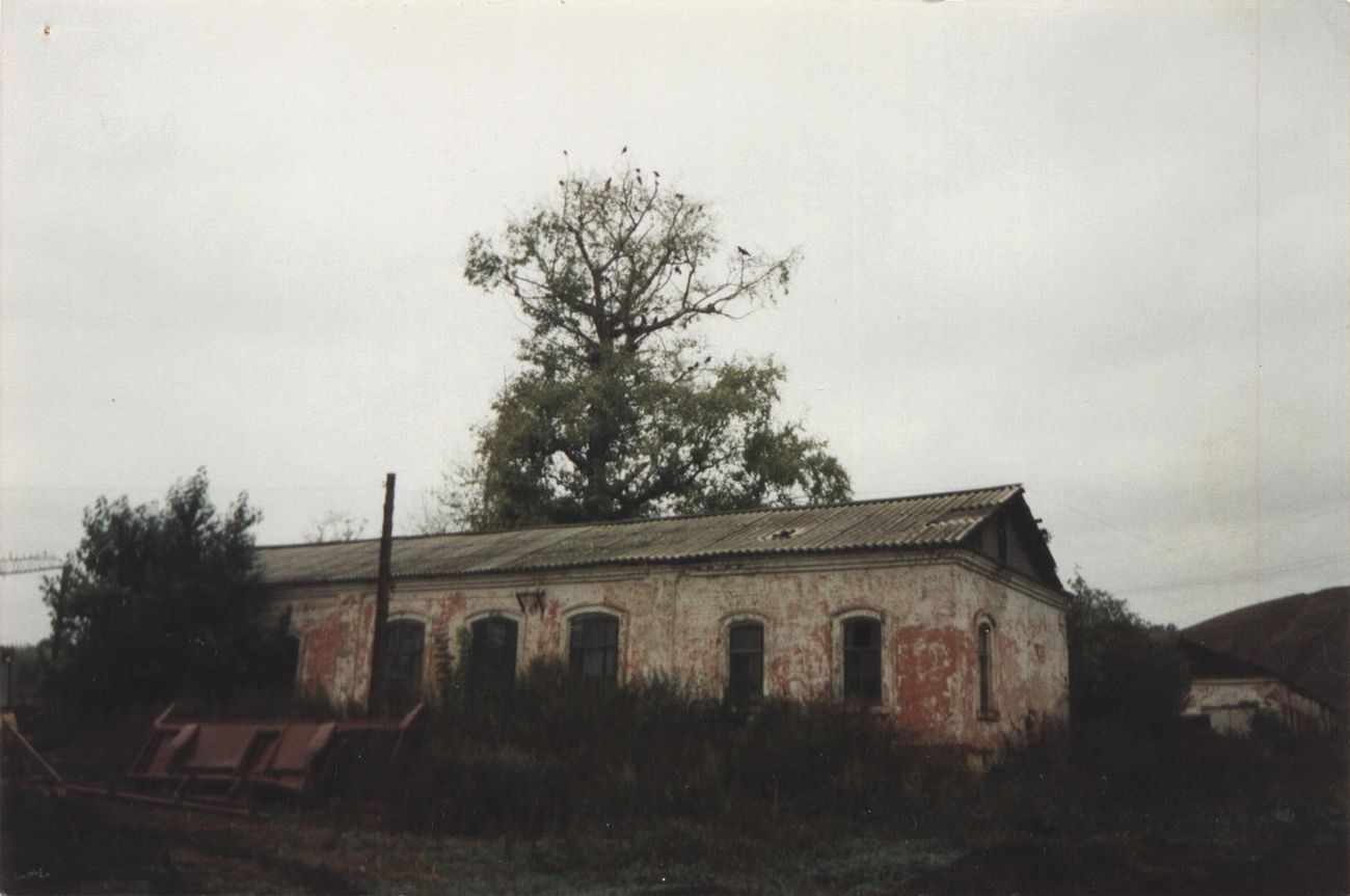 Здание, расположенное рядом со спиртзаводом в с. Рычково, 1996 г.