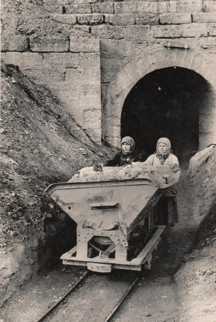 Вольск, выгрузка обожженного мела из печи на известковом заводе, 1956 год Вольск, выгрузка обожженного мела из печи на известковом заводе, 1956 год