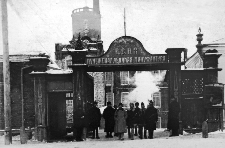 Старый Пучеж. Ворота льнопрядильной фабрики, 1920-е гг.