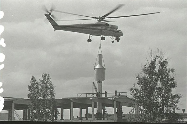 Вертолёт «Ми-10к» Тюменского управления гражданской авиации монтирует вагранки на литейном цехе