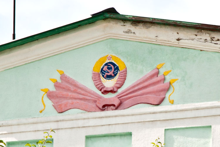 Герб Советского Союза на фасаде трансформаторной подстанции в Больших Вяземах