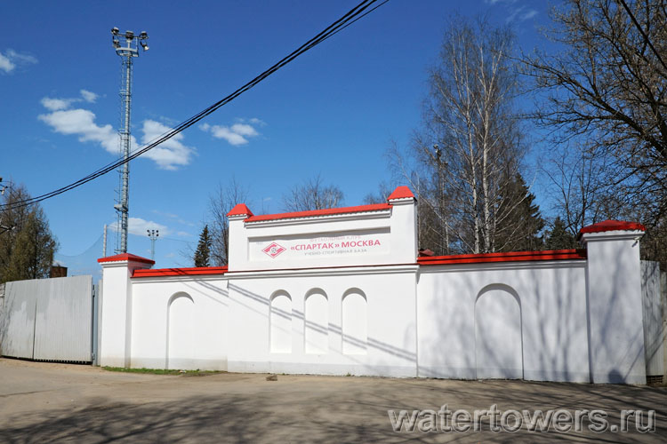 База «Спартака» в Тарасовке, за оградой - футбольное поле