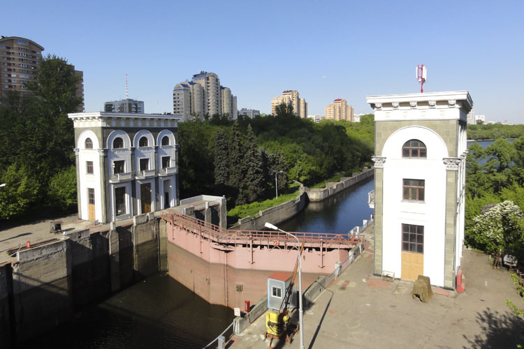 Башни управления шлюза канала имени Москвы