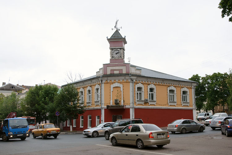 Дом с часами в историческом центре Клина