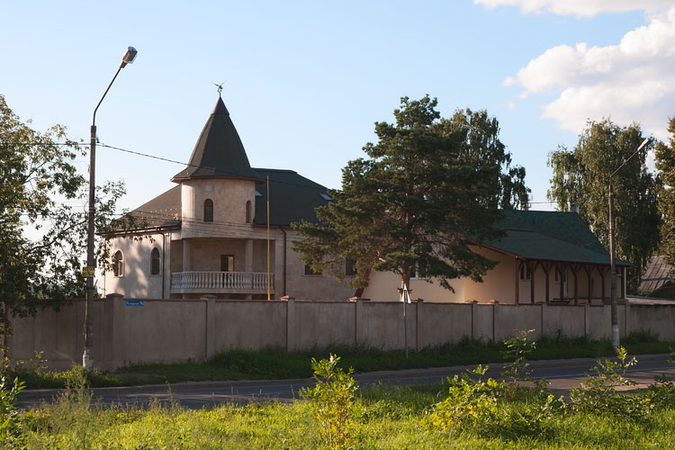 Замок в поселке Пироговский