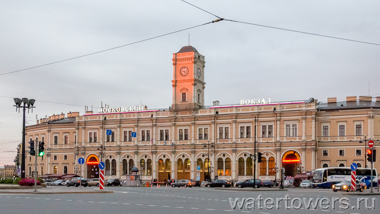 Московский вокзал с часовой башней в Петербурге