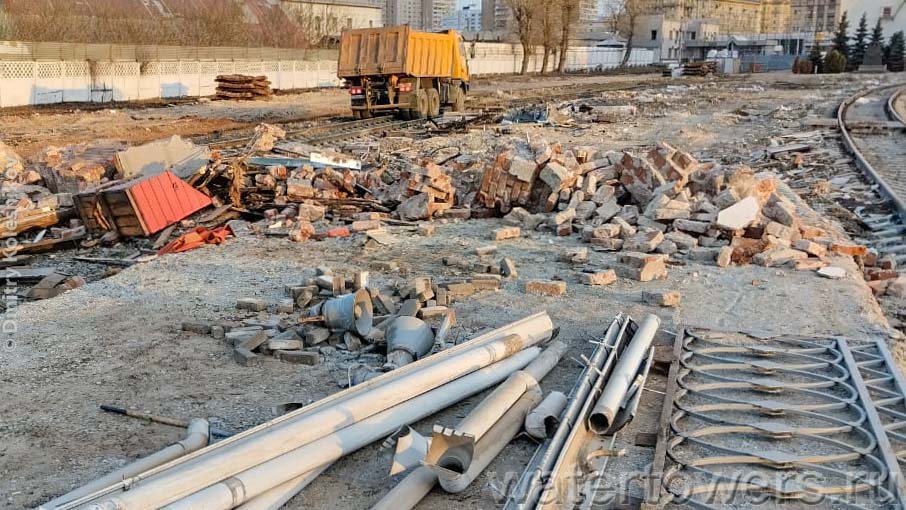 Остатки кирпичного первого этажа поста вечером 13 апреля 2023 года