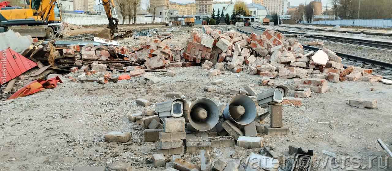 Остатки кирпичного первого этажа поста вечером 13 апреля 2023 года