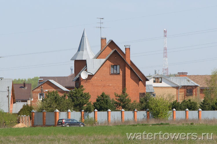 Коттедж в виде замка в Краснознаменском
