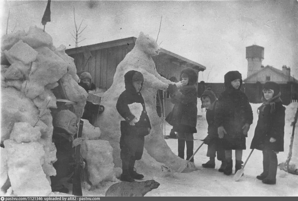 Водонапорная башня в городе Бор на фотографии 1939 года с сайта pastvu.com Водонапорная башня в городе Бор на фотографии 1939 года с сайта pastvu.com