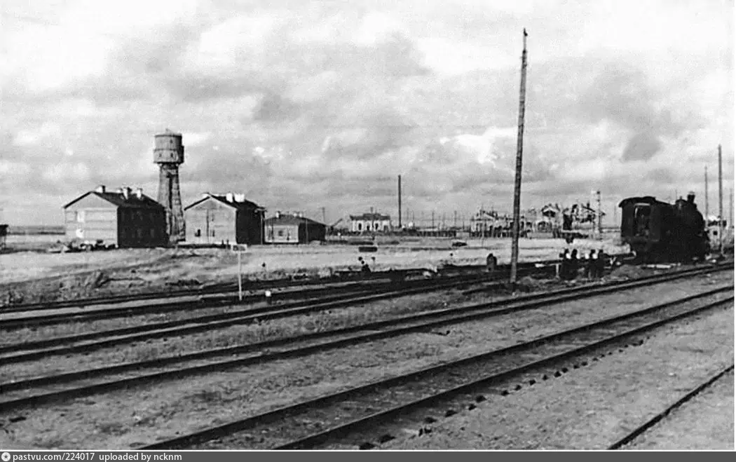 Железнодорожные пути, депо и водонапорная башня в Новгороде