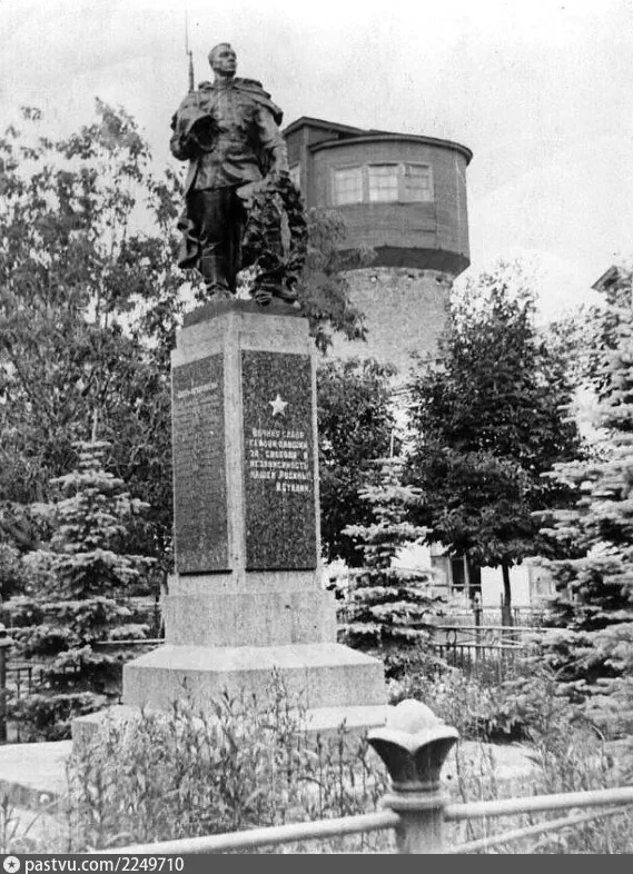 Солнечногорск, памятник на братской могиле в центре города, 1967–1969 гг. На заднем плане – водонапорная башня