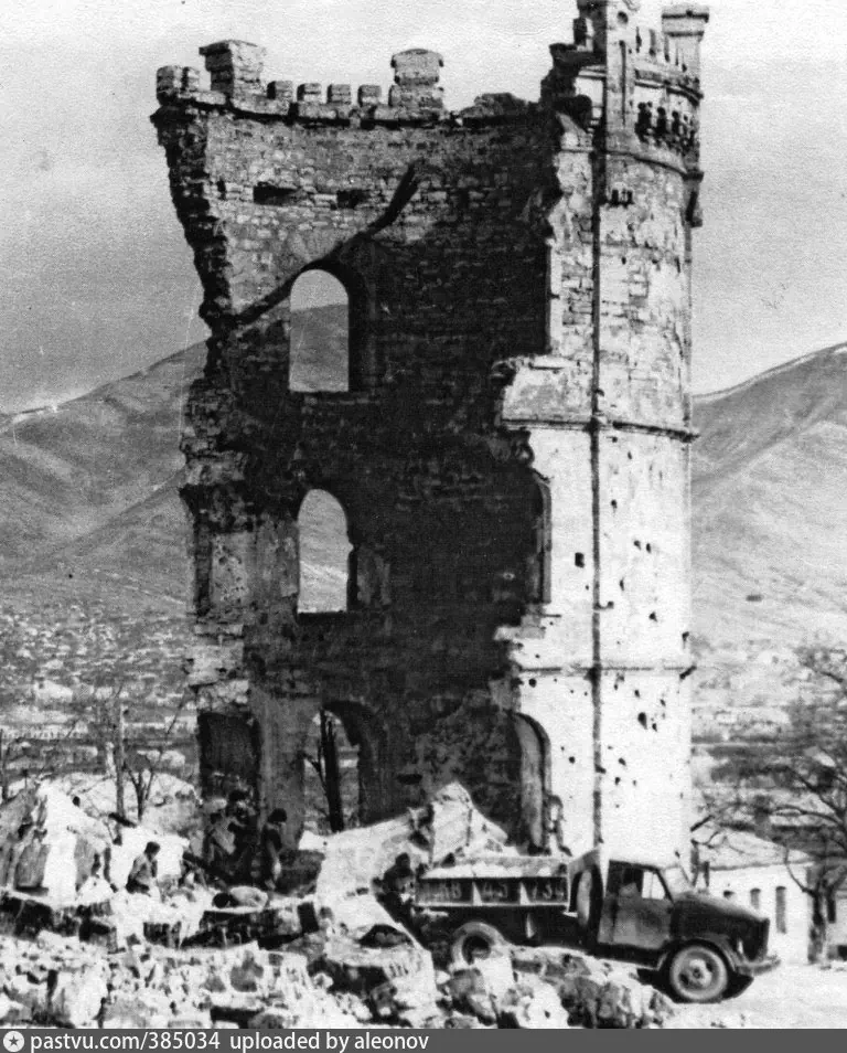 Новороссийск, разбор Генуэзской башни на Октябрьской площади, 1956–1958 гг.
