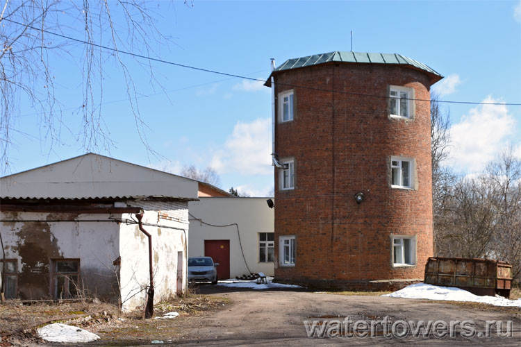 Перестроенная в дом силосная башня в поселке Пионерский