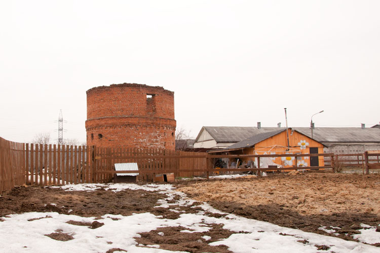 Полуразрушенная кирпичная силосная башня в Ромашково