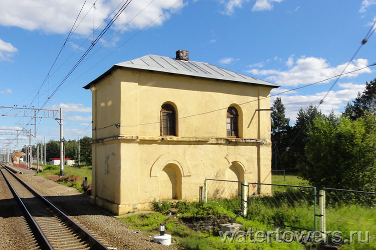 Старинная водонапорная башня в Боровёнке