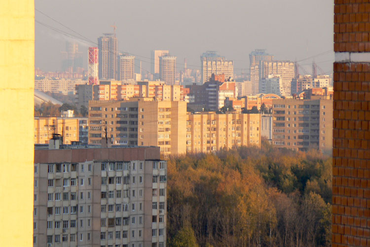 Микрорайон Чернево-2, трубы котельной «Снежкома», сам «Снежком» (левее труб) и дома в Павшинской Пойме Микрорайон Чернево-2, трубы котельной «Снежкома», сам «Снежком» (левее труб) и дома в Павшинской Пойме