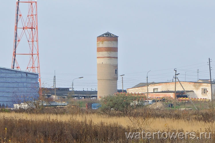 Полосатая водонапорная башня в Старниково