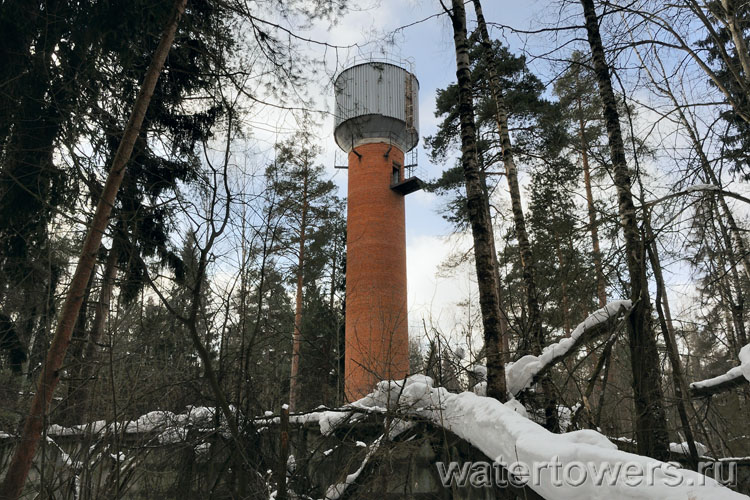 Высокая кирпичная водонапорная башня в Ивантеевке