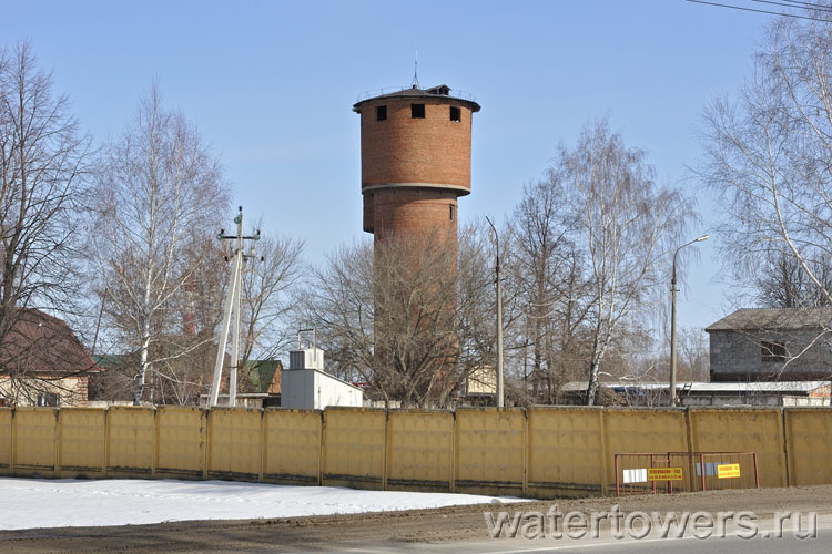 Кирпичная водонапорная башня в Серебряных Прудах