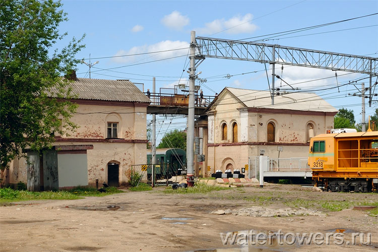 Водонапорные башни на станции Подсолнечная