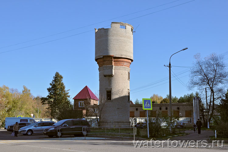 Полуразрушенная водонапорная башня в Рузе