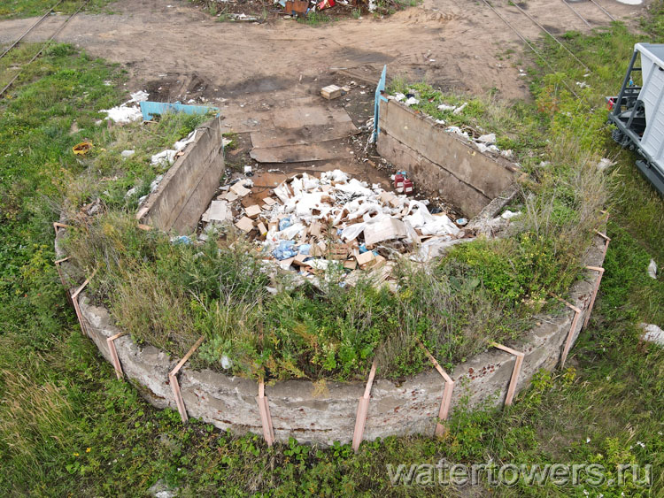 Железобетонный фундамент снесенной шуховской водонапорной башни Ярославского вагоноремонтного завода