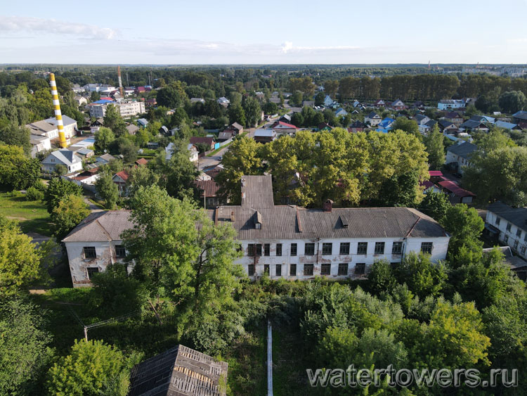 Вышний Волочек, больничный корпус со встроенной водонапорной башней, вид сверху
