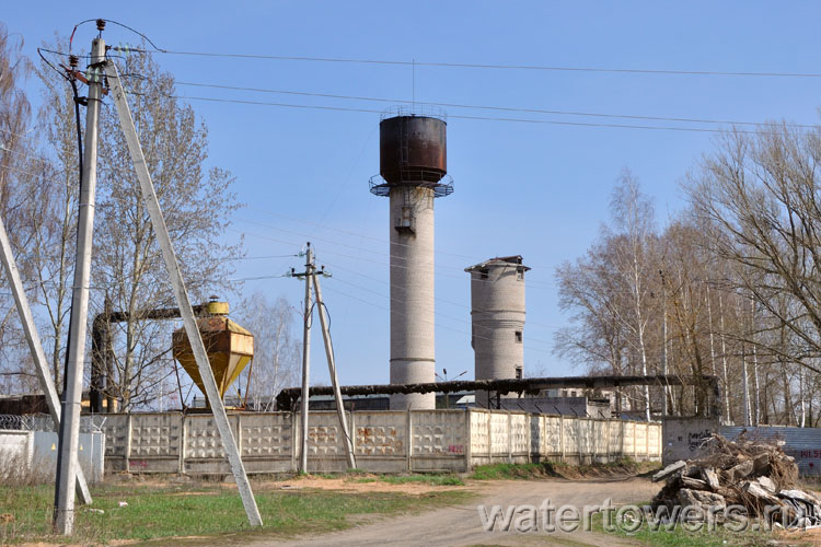 Две водонапорные башни в Новозавидовском Две водонапорные башни в Новозавидовском