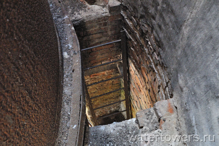 Водонапорная башня в Белоозерском, ведущая к баку лестница