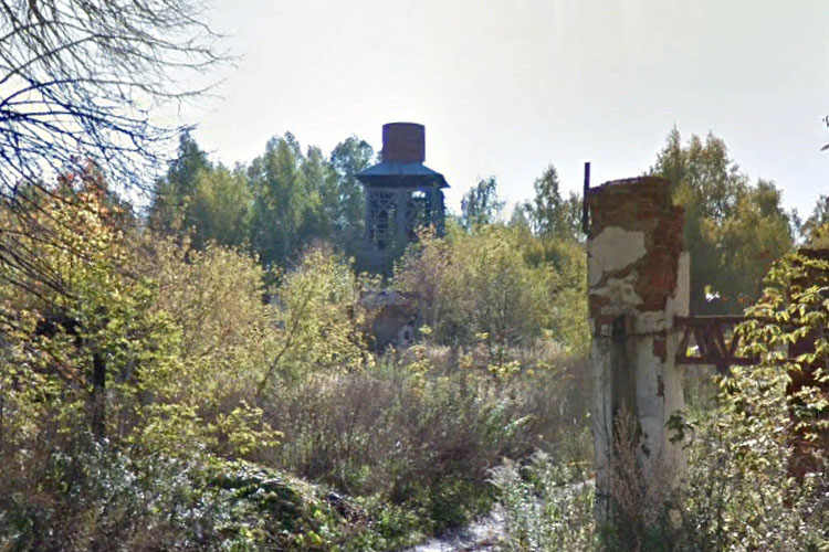 Четырехгранная водонапорная башня в поселке Огаревка на панорамах Гугла, 2013 год