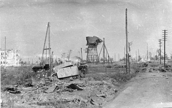 Кинеловский В.С. Разрушенный жилой дом, взорванная водокачка, разбитый немецкий танк на станции Поныри, 1943 г. Кинеловский В.С. Разрушенный жилой дом, взорванная водокачка, разбитый немецкий танк на станции Поныри, 1943 г.