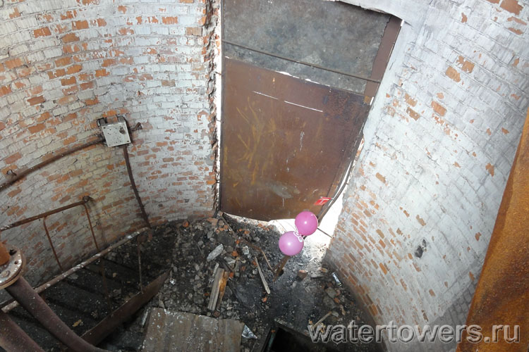 Дверь в водонапорную башню Дверь в водонапорную башню