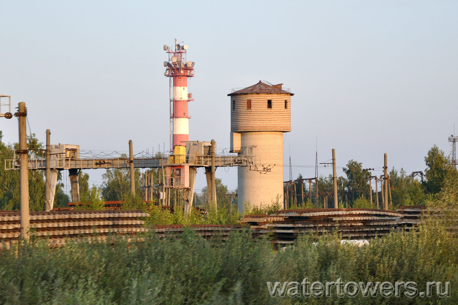 Водонапорная и радиорелейная башни в Столбовой