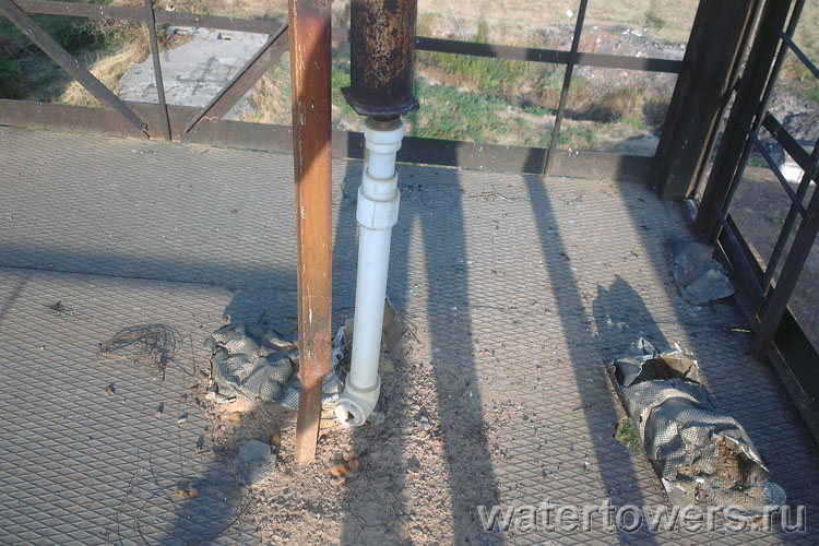 Водонапорная башня на берегу реки Бозсу, Узбекистан