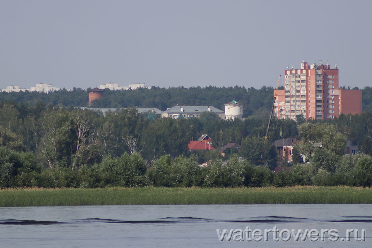 Две водонапорные башни в Юдино