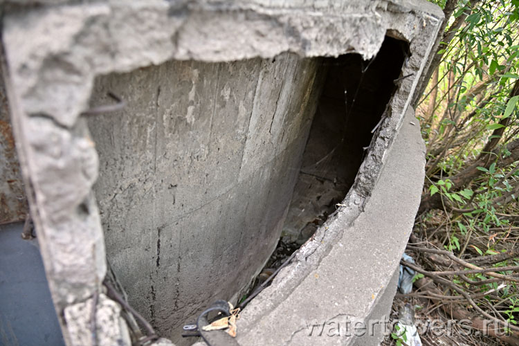 Водонапорная башня в Ижевске, пустотелые бетонные камни цокольной части Водонапорная башня в Ижевске, пустотелые бетонные камни цокольной части