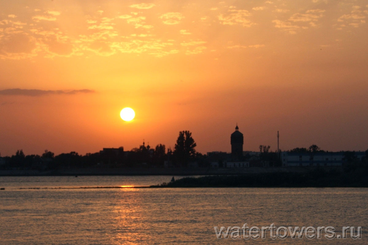 Астрахань, водонапорная башня в Трусово, вид со стороны Волги