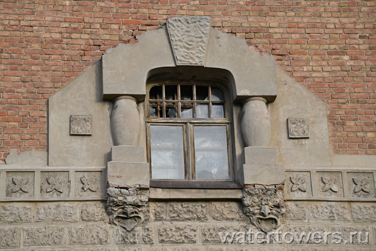 Астрахань, водонапорная башня в Трусово, гаргульи