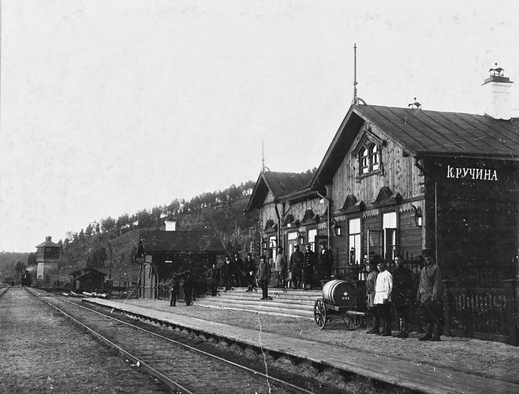 Фото пассажирского здания и водонапорной башни станции Кручина, 1910-е гг.