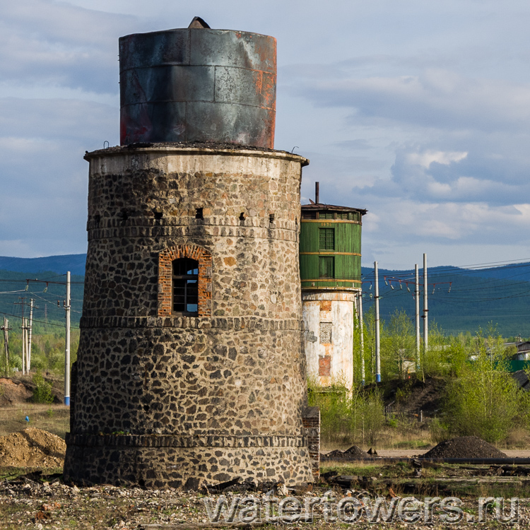 Старинная башня без шатра