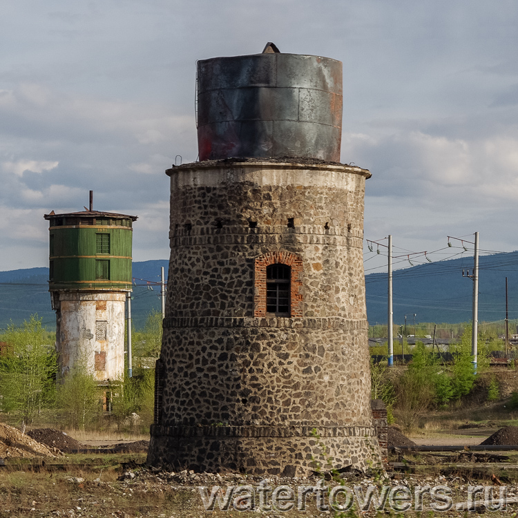 Старинная башня без шатра