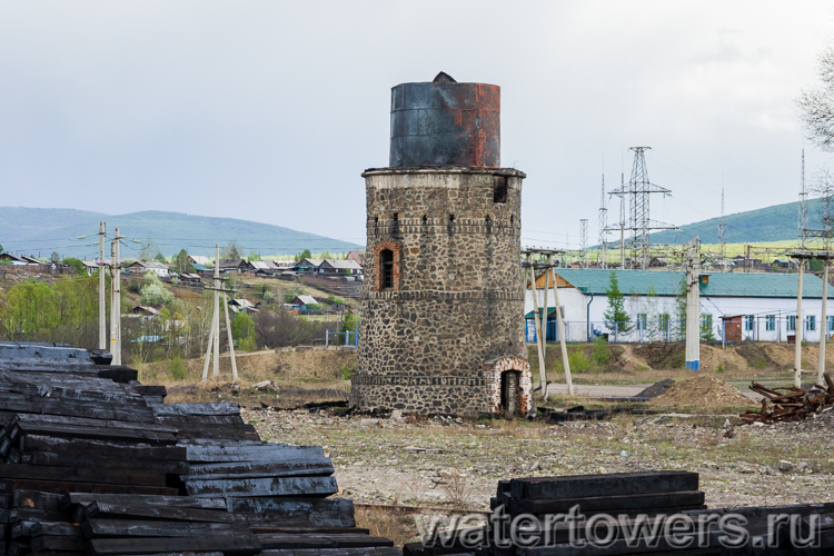 Старинная башня без шатра