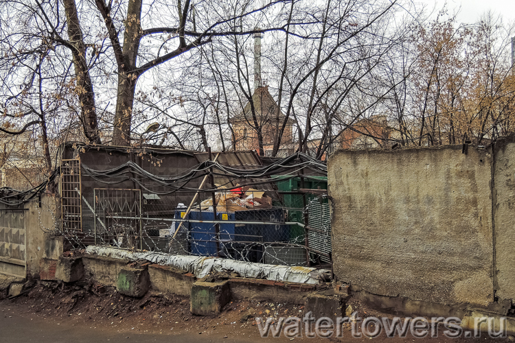 Снесенная желтая водонапорная башня на Большой Почтовой улице