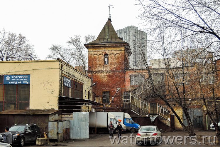 Снесенная желтая водонапорная башня на Большой Почтовой улице