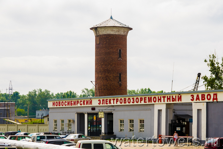 Водонапорная башня со снесенными шатром и баком на Новосибирском ЭРЗ