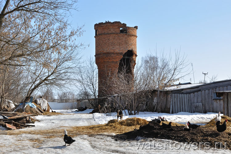 Аварийная водонапорная башня в поселке Фрунзенский